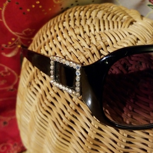 Black Wide Frame Sunglasses - Picture 3 of 6